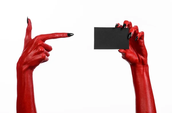 Halloween Tema: kırmızı şeytan el siyah çivi beyaz bir arka plan üzerine boş siyah kart tutan — Stok fotoğraf