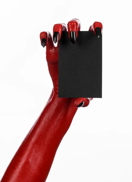 Tema de Halloween: Mano roja del diablo con clavos negros sosteniendo una tarjeta negra en blanco sobre un fondo blanco — Foto de Stock