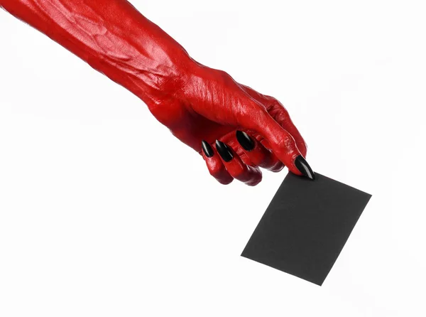 Tema de Halloween: Mano roja del diablo con clavos negros sosteniendo una tarjeta negra en blanco sobre un fondo blanco — Foto de Stock