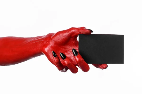 Tema de Halloween: Mão do diabo vermelho com pregos pretos segurando um cartão preto em branco em um fundo branco — Fotografia de Stock