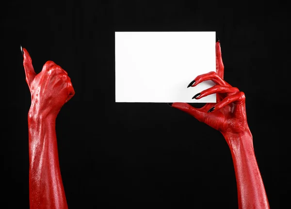 할로윈 테마: 검은색과 붉은 악마 손 손톱에 빈 흰색 카드를 들고 — 스톡 사진