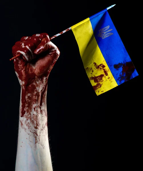 Mãos sangrentas, a bandeira da Ucrânia no sangue, revolução na Ucrânia, fundo preto — Fotografia de Stock