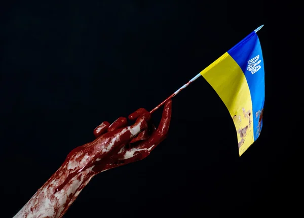 Manos ensangrentadas, la bandera de Ucrania en la sangre, la revolución en Ucrania, Fondo negro —  Fotos de Stock