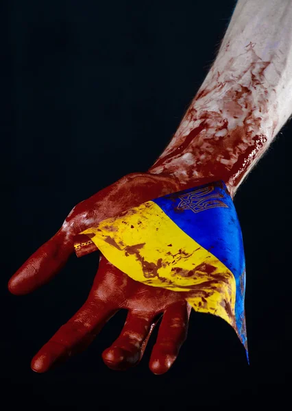 Blodiga händer, flagga Ukraina i blodet, revolutionen i Ukraina, svart bakgrund — Stockfoto