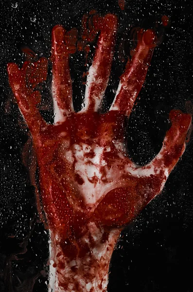 La mano insanguinata sul vetro bagnato, la finestra insanguinata, un'impronta di mani insanguinate, zombie, demone, assassino, orrore — Foto Stock