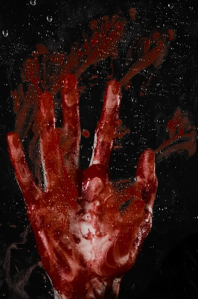 La mano ensangrentada en el vidrio mojado, la ventana ensangrentada, una huella de manos ensangrentadas, zombi, demonio, asesino, horror — Foto de Stock