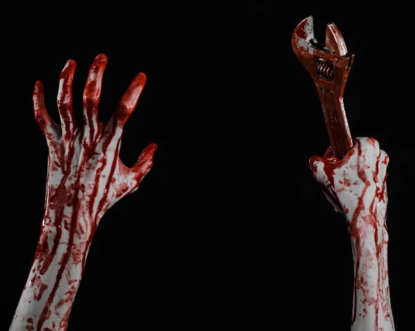 할로윈 테마: 피 묻은 손으로 검은 배경에 큰 렌치를 들고 — 스톡 사진