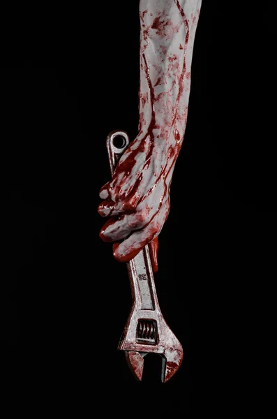 Halloween thema: bloedige hand met een grote sleutel op een zwarte achtergrond — Stockfoto