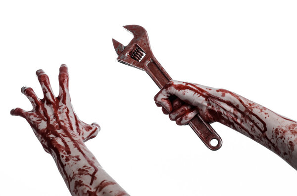 Тема Хэллоуина: окровавленная рука с большим гаечным ключом на белом фоне
