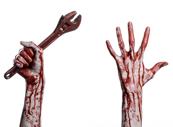 Tema de Halloween: mano sangrienta sosteniendo una llave grande sobre un fondo blanco — Foto de Stock