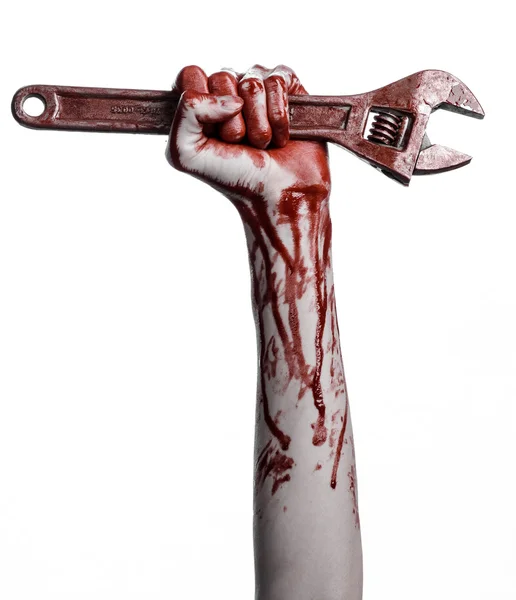 Tema de Halloween: mão sangrenta segurando uma chave grande em um fundo branco — Fotografia de Stock