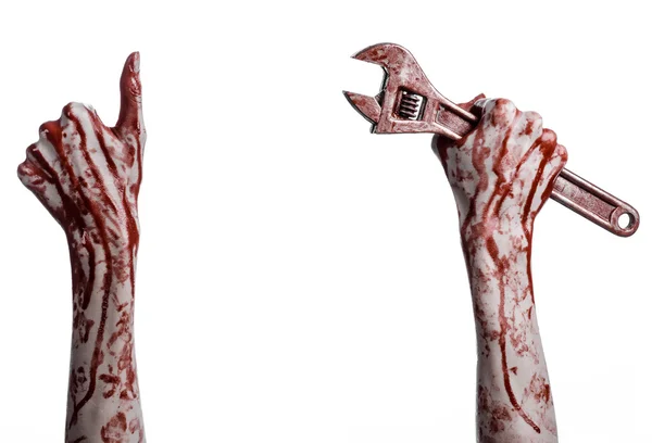 Тема Хэллоуина: окровавленная рука с большим гаечным ключом на белом фоне — стоковое фото