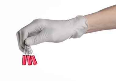 Bir şişe, kanser aşısı, bir aşı Ebola karşı tutan el tutan bir şişe, ampul kırmızı, aşı ampul, Ebola aşısı, grip tedavisi, beyaz arka plan, izole, doktor el eldivenli