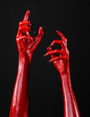 Halloween Tema, siyah arka plan, izole kırmızı şeytan'ın eller, kırmızı eller şeytanın