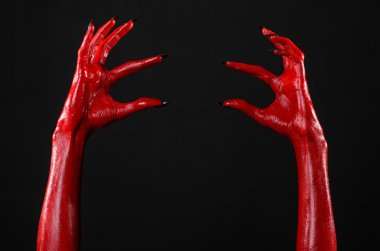 Halloween Tema, siyah arka plan, izole kırmızı şeytan'ın eller, kırmızı eller şeytanın