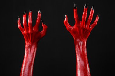 Halloween Tema, siyah arka plan, izole kırmızı şeytan'ın eller, kırmızı eller şeytanın