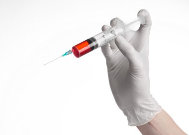 Tutan bir şırınga, beyaz eldivenli elini, büyük bir şırınga, sağlık sorunu, doktor doktor el yapar bir enjeksiyon, beyaz arka plan, izole, beyaz eldiven Doktor, ebola testi, kırmızı ilaç