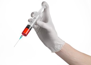 Tutan bir şırınga, beyaz eldivenli elini, büyük bir şırınga, sağlık sorunu, doktor doktor el yapar bir enjeksiyon, beyaz arka plan, izole, beyaz eldiven Doktor, ebola testi, kırmızı ilaç