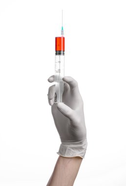 Tutan bir şırınga, beyaz eldivenli elini, büyük bir şırınga, sağlık sorunu, doktor doktor el yapar bir enjeksiyon, beyaz arka plan, izole, beyaz eldiven Doktor, ebola testi, kırmızı ilaç