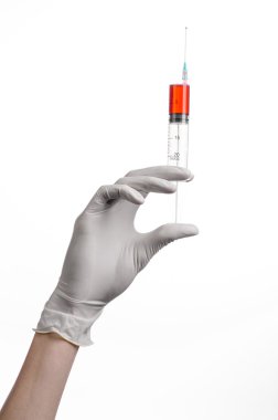 Tutan bir şırınga, beyaz eldivenli elini, büyük bir şırınga, sağlık sorunu, doktor doktor el yapar bir enjeksiyon, beyaz arka plan, izole, beyaz eldiven Doktor, ebola testi, kırmızı ilaç