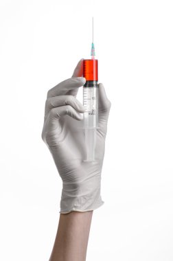 Tutan bir şırınga, beyaz eldivenli elini, büyük bir şırınga, sağlık sorunu, doktor doktor el yapar bir enjeksiyon, beyaz arka plan, izole, beyaz eldiven Doktor, ebola testi, kırmızı ilaç
