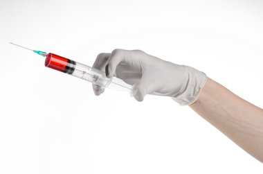 Tutan bir şırınga, beyaz eldivenli elini, büyük bir şırınga, sağlık sorunu, doktor doktor el yapar bir enjeksiyon, beyaz arka plan, izole, beyaz eldiven Doktor, ebola testi, kırmızı ilaç