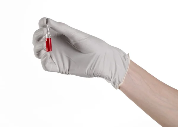 Orvos kezében egy üveg ampulla piros, vakcina ampulla, Ebola vírus elleni oltóanyag, influenza kezelésére, fehér háttér, elszigetelt, kesztyűs kezében egy üveg, rák vakcina, a vakcina elleni Ebola — Stock Fotó