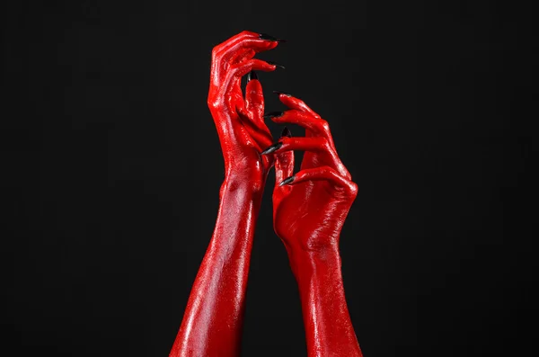 Halloween Tema, siyah arka plan, izole kırmızı şeytan'ın eller, kırmızı eller şeytanın — Stok fotoğraf