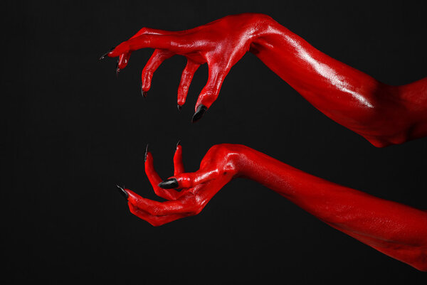 Руки Красного Дьявола, красные руки Сатаны, тема Хэллоуина, черный фон, изолированные
