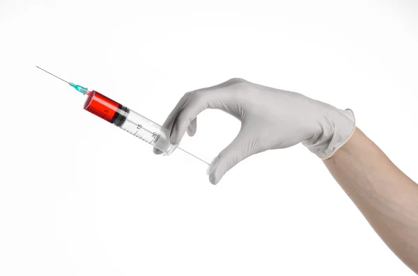 Main du médecin tenant une seringue, main blanche, une grande seringue, problème médical, le médecin fait une injection, fond blanc, isolé, médecin gants blancs, test Ebola, médicaments rouges — Photo