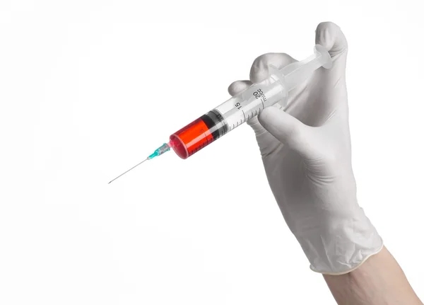 Mão do médico segurando uma seringa, mão de luva branca, uma seringa grande, problema médico, o médico faz uma injeção, fundo branco, isolado, luvas brancas médico, teste de ebola, medicação vermelha — Fotografia de Stock