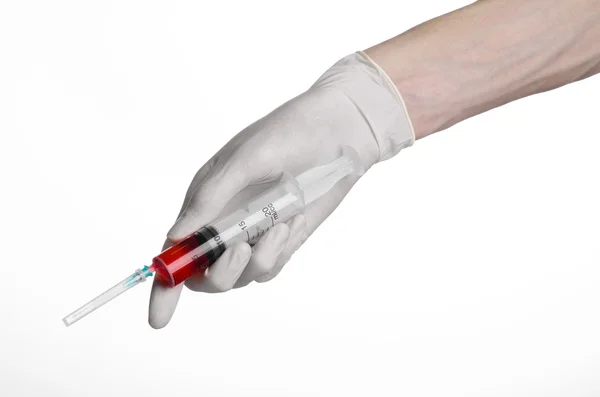 Рука лікаря тримає шприц, біло-рукавички, великий шприц, медичні проблеми, лікар робить ін'єкції, білий фон, ізольовані, білі рукавички, тест на ебола, червоні ліки — стокове фото