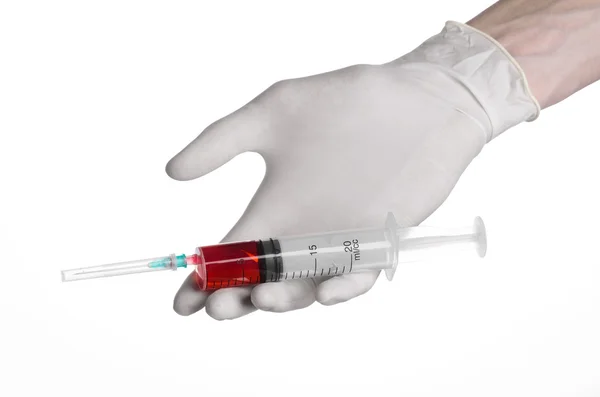 Mão do médico segurando uma seringa, mão de luva branca, uma seringa grande, problema médico, o médico faz uma injeção, fundo branco, isolado, luvas brancas médico, teste de ebola, medicação vermelha — Fotografia de Stock
