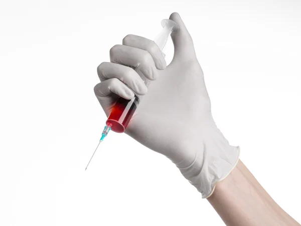 Рука лікаря тримає шприц, біло-рукавички, великий шприц, медичні проблеми, лікар робить ін'єкції, білий фон, ізольовані, білі рукавички, тест на ебола, червоні ліки — стокове фото