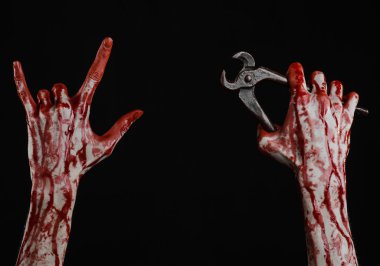 Halloween Tema: siyah arka plan üzerine bir pense tutan kanlı el