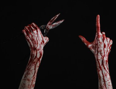 Halloween Tema: siyah arka plan üzerine bir büyük eski lanet makas tutan kanlı el