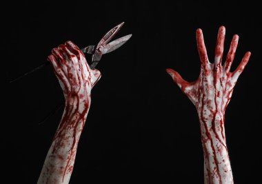 Halloween Tema: siyah arka plan üzerine bir büyük eski lanet makas tutan kanlı el