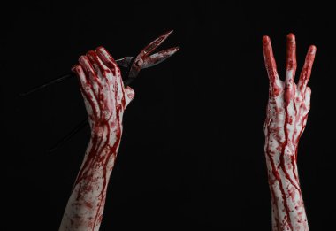 Halloween Tema: siyah arka plan üzerine bir büyük eski lanet makas tutan kanlı el