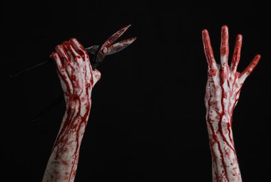 Halloween Tema: siyah arka plan üzerine bir büyük eski lanet makas tutan kanlı el