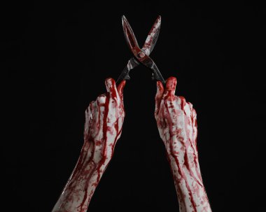 Halloween Tema: siyah arka plan üzerine bir büyük eski lanet makas tutan kanlı el