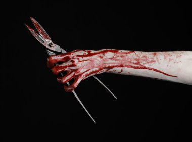 Halloween Tema: siyah arka plan üzerine bir büyük eski lanet makas tutan kanlı el