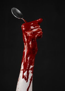 tutan bir kaşık, çatal, halloween Tema, kanlı kaşık, çatal, izole siyah arka plan, kanlı el