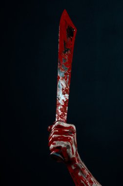 Kanlı halloween Tema: kanlı kanlı pala Studio siyah arka plan üzerine izole holding eller