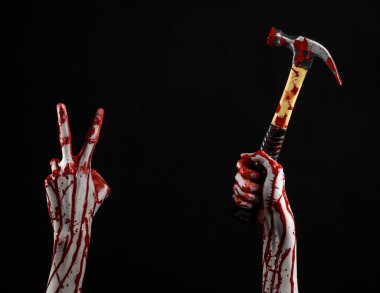 Kanlı halloween Tema: siyah arka plan üzerine izole kanlı çekiç tutan kanlı el