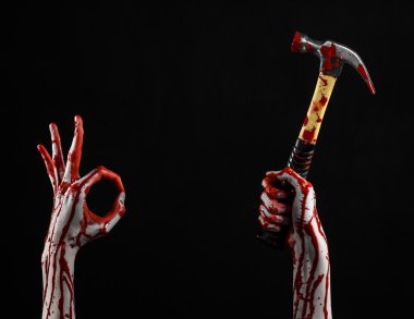 Kanlı halloween Tema: siyah arka plan üzerine izole kanlı çekiç tutan kanlı el