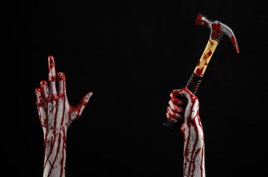 Kanlı halloween Tema: siyah arka plan üzerine izole kanlı çekiç tutan kanlı el