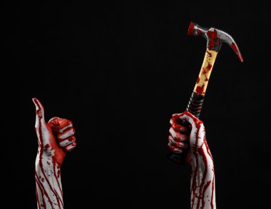Kanlı halloween Tema: siyah arka plan üzerine izole kanlı çekiç tutan kanlı el