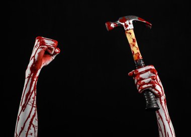 Kanlı halloween Tema: siyah arka plan üzerine izole kanlı çekiç tutan kanlı el