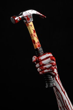 Kanlı halloween Tema: siyah arka plan üzerine izole kanlı çekiç tutan kanlı el