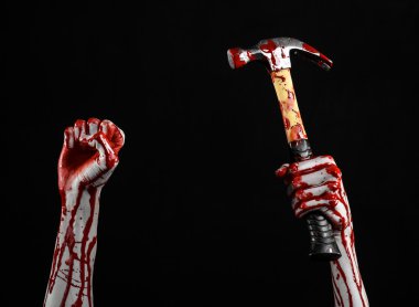 Kanlı halloween Tema: siyah arka plan üzerine izole kanlı çekiç tutan kanlı el